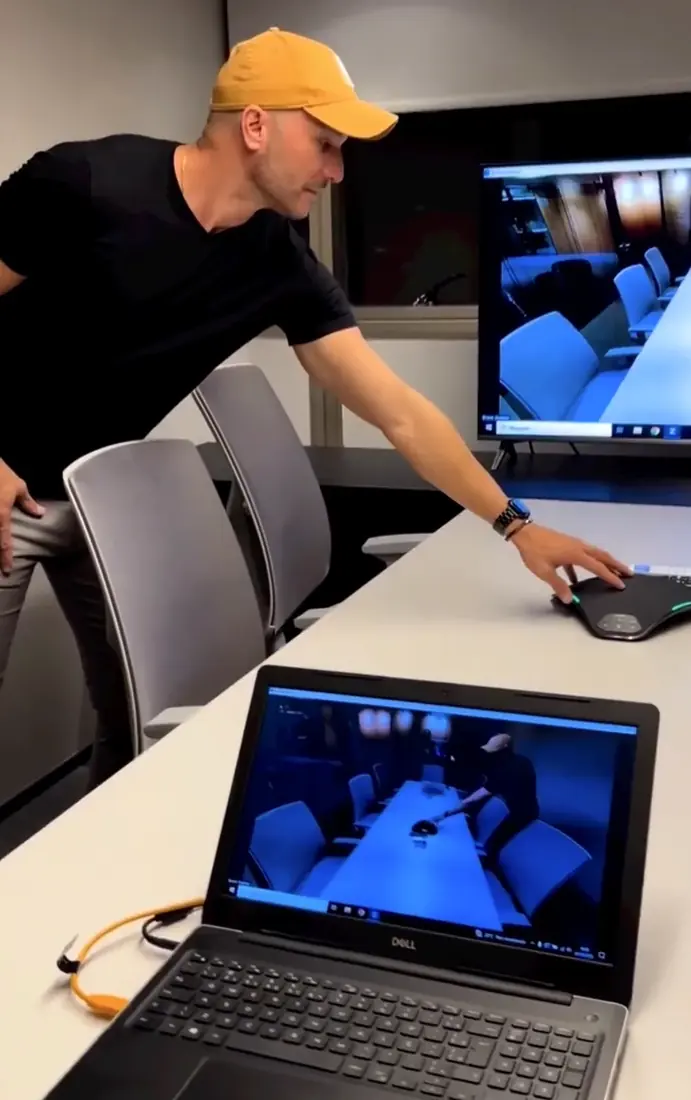 Teste de sistema de videoconferência em sala corporativa
