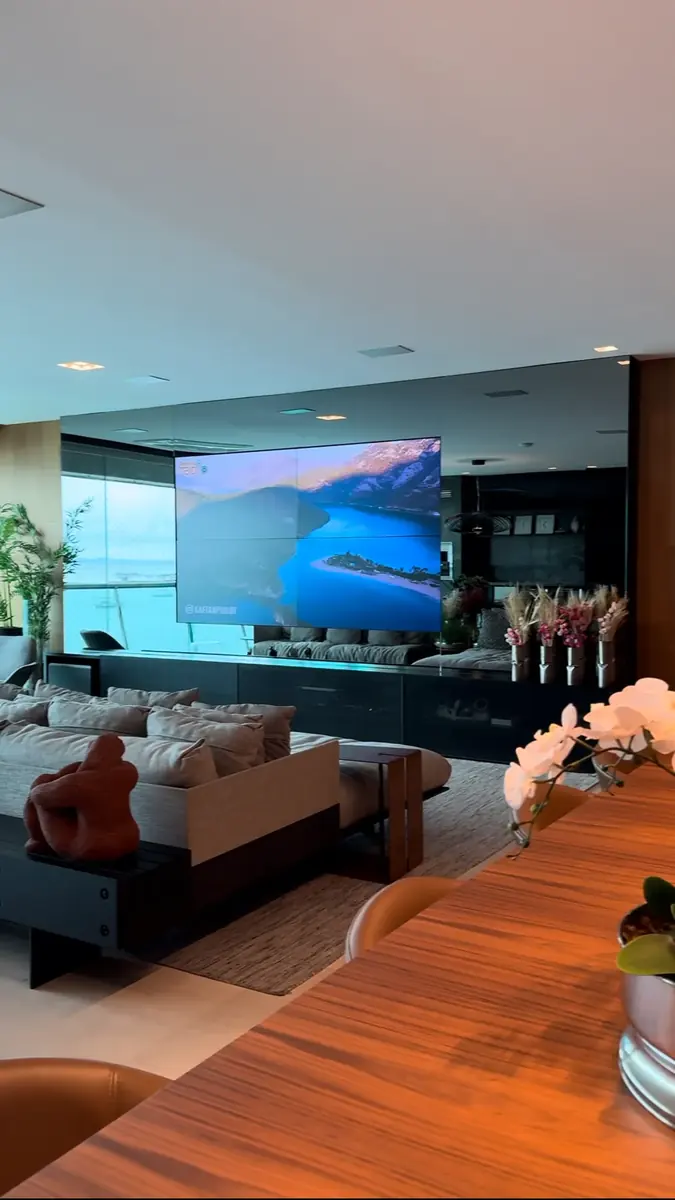 Living com videowall e vista para a Baía de Todos os Santos