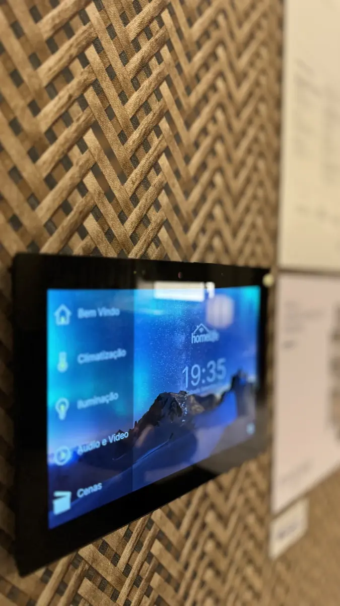 Tela touch de automação em parede de palha